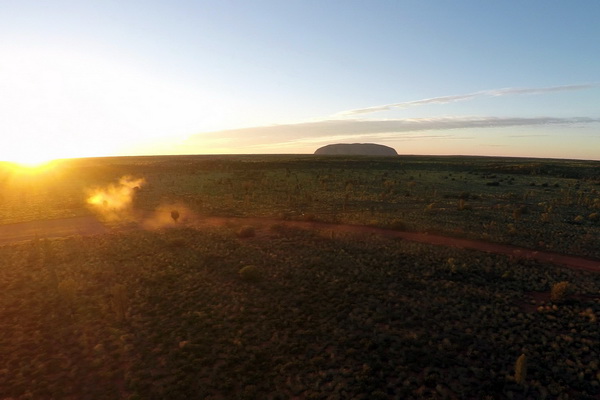 Morgentliche Lichtspiele im Outback mit Uluru.