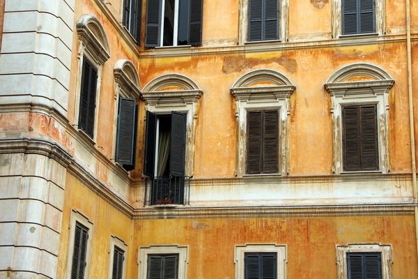 Fassade einer historischen Hafenstadt in Dalmatien.